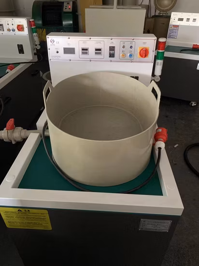 Machine de polissage vibratoire Machine de polissage magnétique de bijoux de finition de masse de petit volume Machine de polissage vibrante